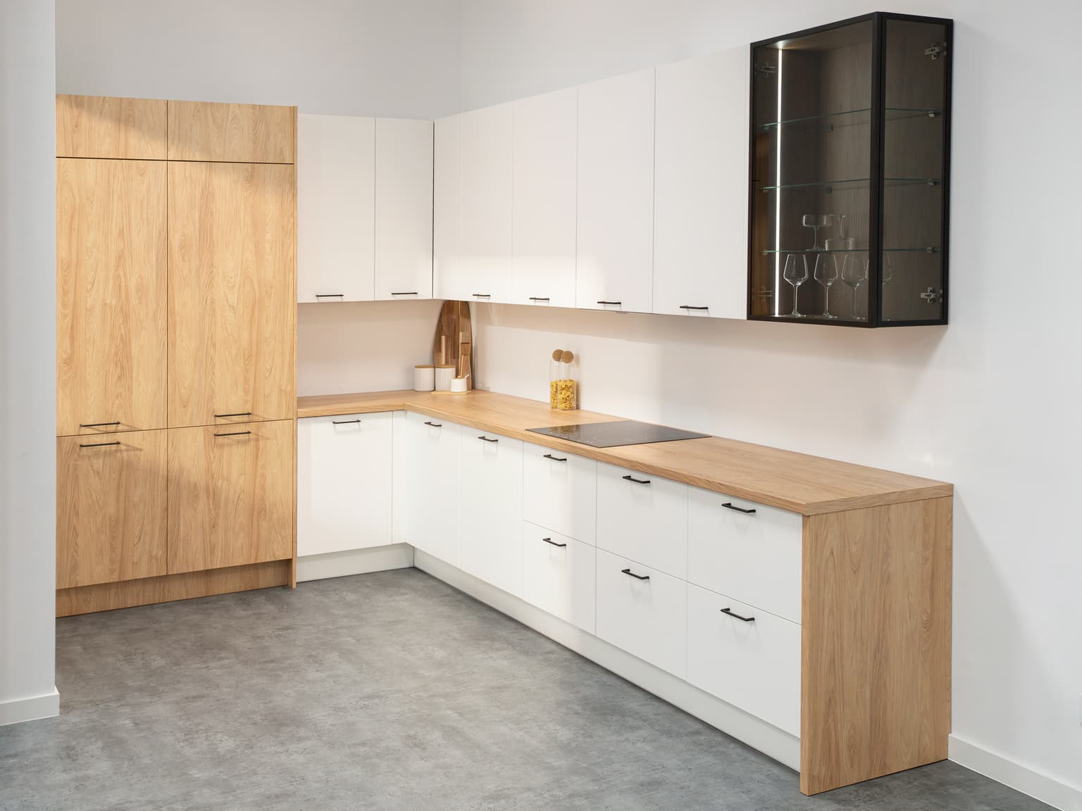 Kuchnia Scandi – fronty Porcelana Mat Frezowany, Dąb Hikora, Biel Alpejska, Cappuccino, blat Dąb Hikora