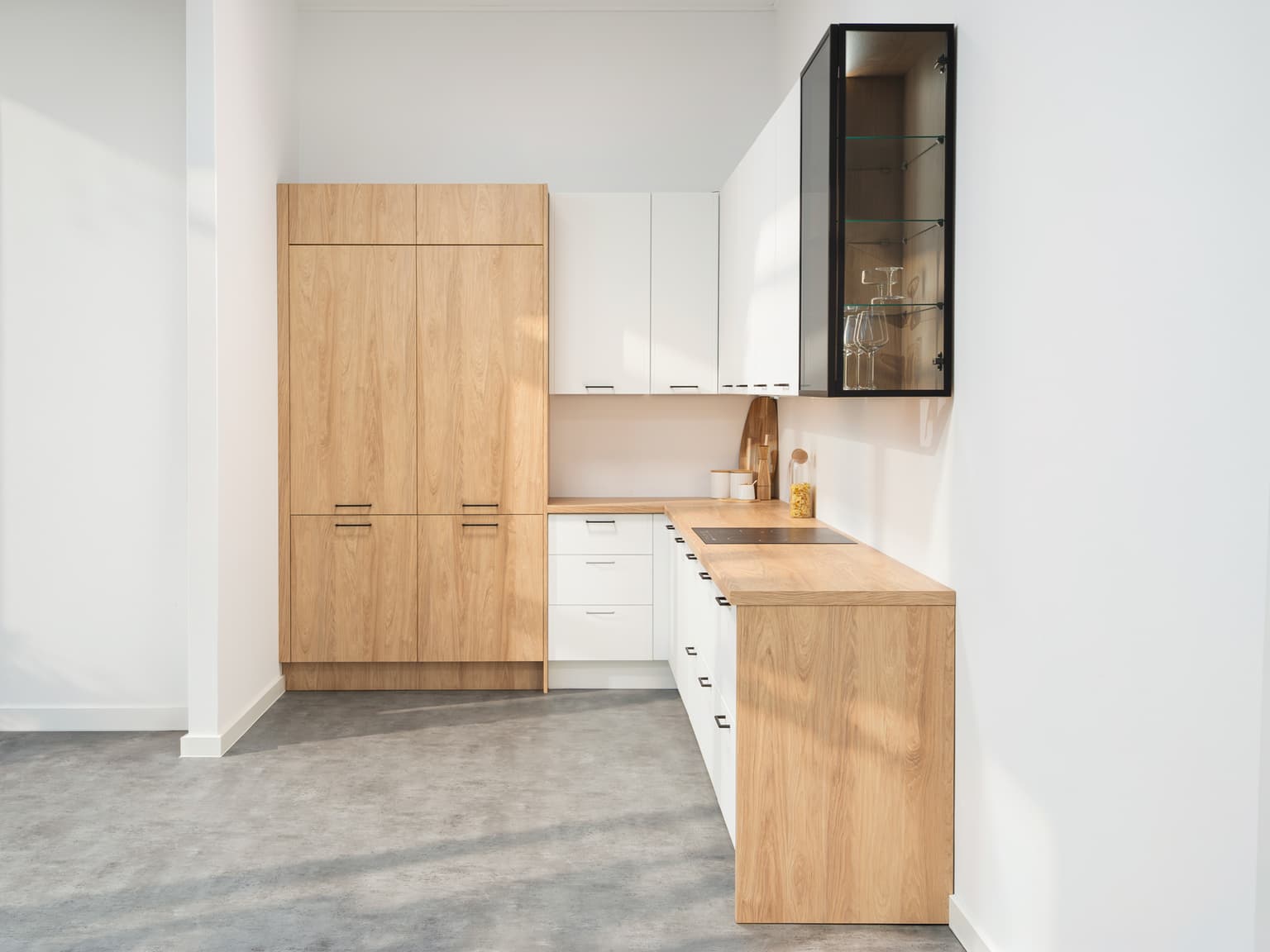 Kuchnia Scandi – fronty Porcelana Mat Frezowany, Dąb Hikora, Biel Alpejska, Cappuccino, blat Dąb Hikora – zdjęcie 2