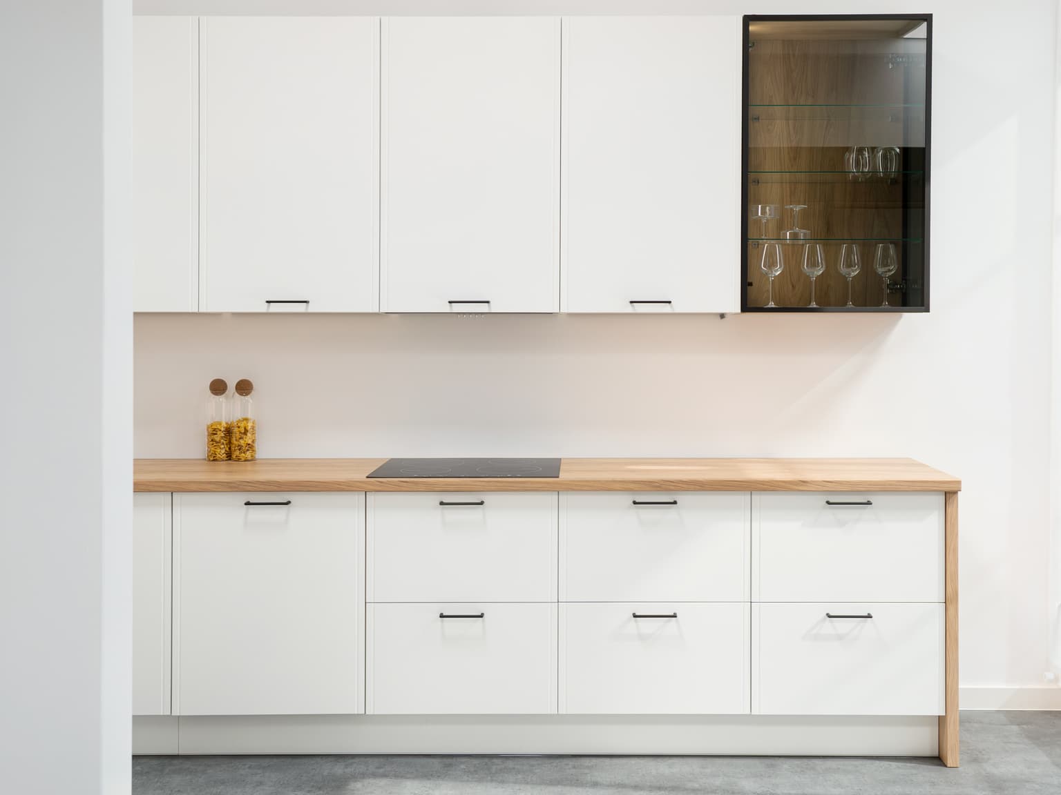 Kuchnia Scandi – fronty Porcelana Mat Frezowany, Dąb Hikora, Biel Alpejska, Cappuccino, blat Dąb Hikora – zdjęcie 3