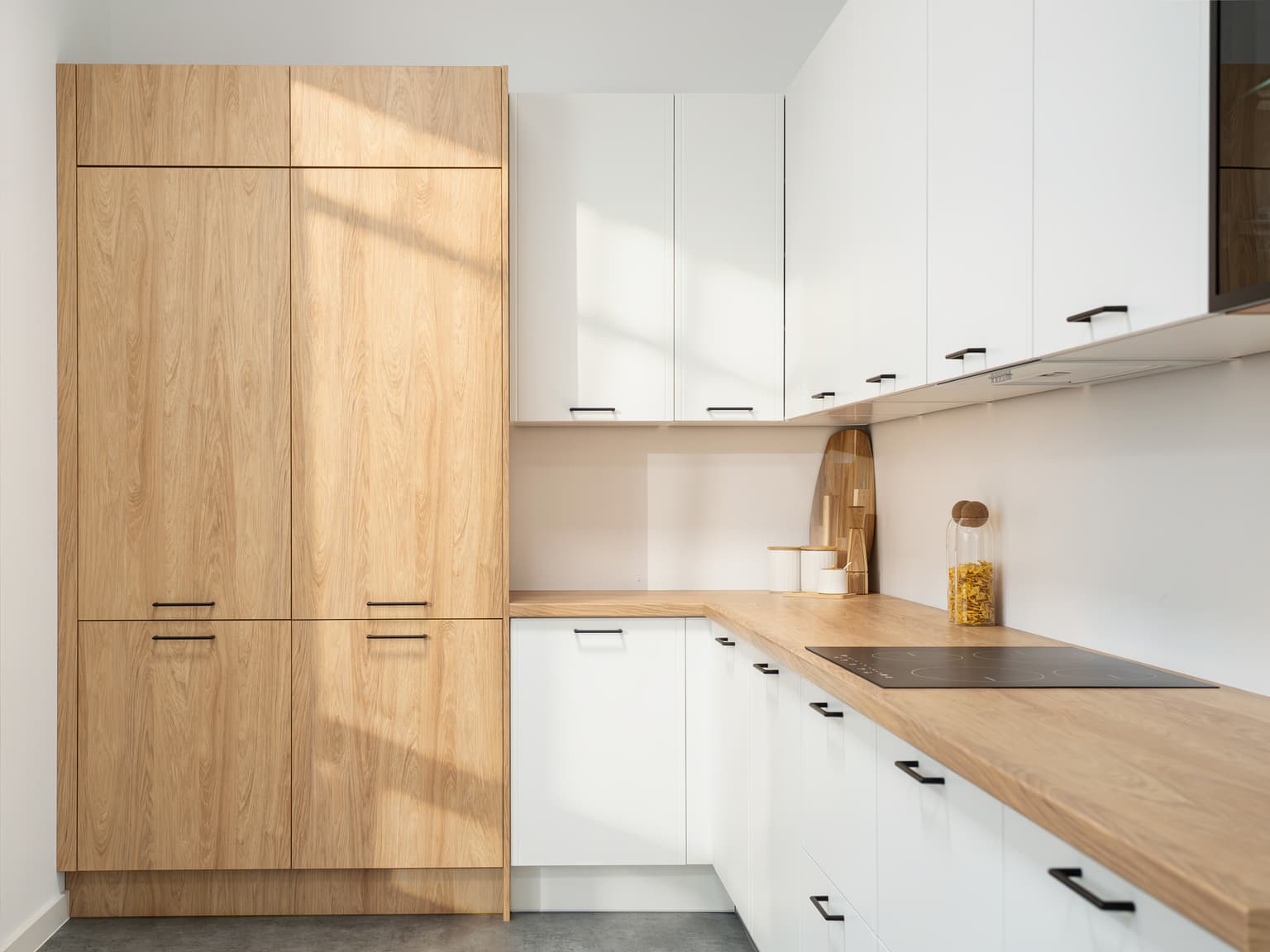 Kuchnia Scandi – fronty Porcelana Mat Frezowany, Dąb Hikora, Biel Alpejska, Cappuccino, blat Dąb Hikora – zdjęcie 4