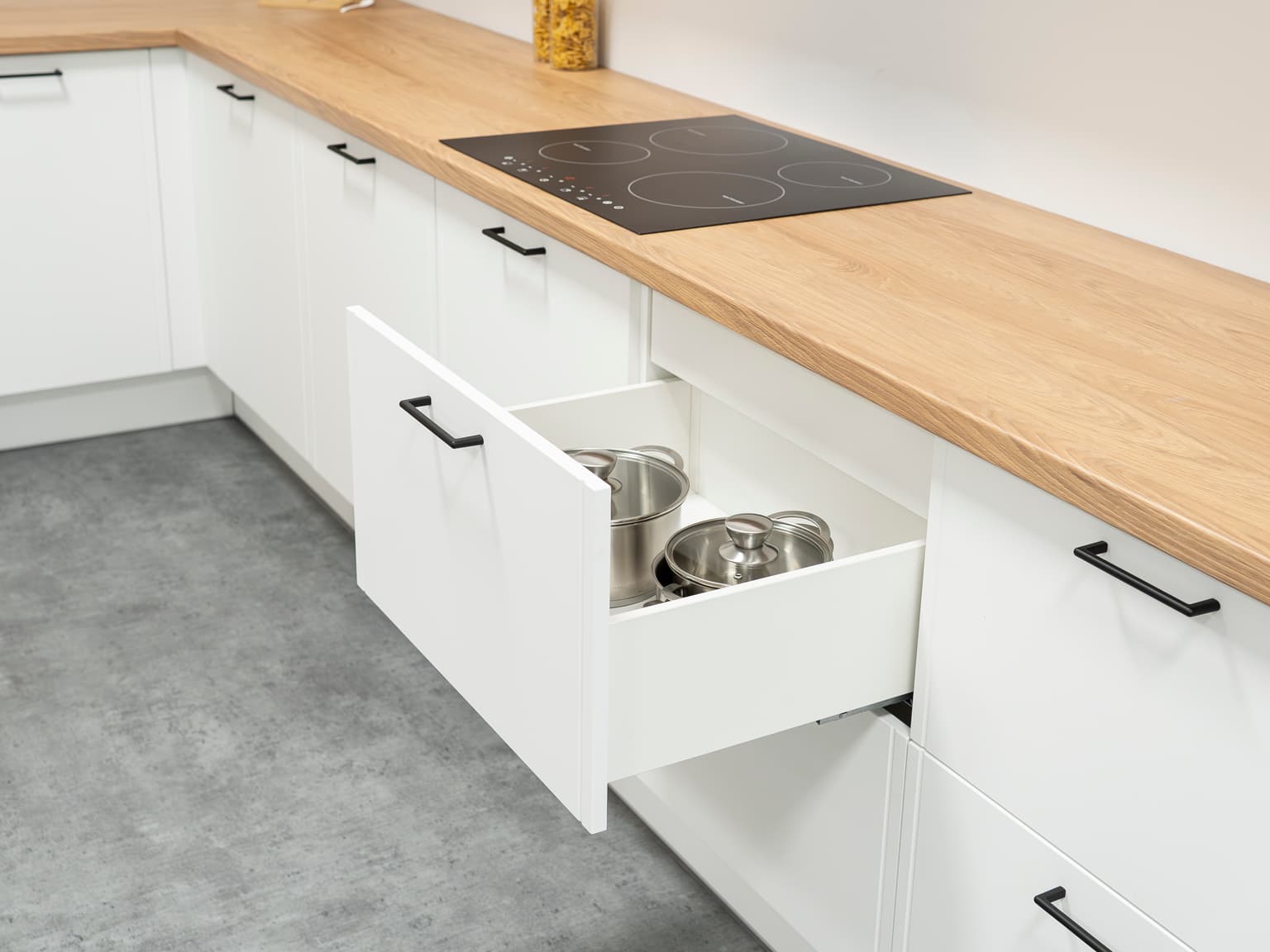 Kuchnia Scandi – fronty Porcelana Mat Frezowany, Dąb Hikora, Biel Alpejska, Cappuccino, blat Dąb Hikora – zdjęcie 10